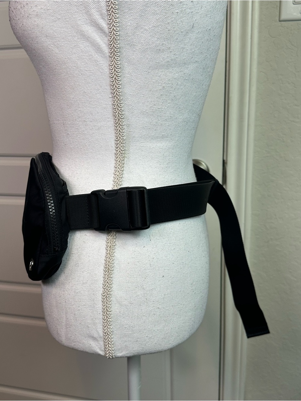 Lululemon Classic Black Everywhere Water Repellent Adjustable Belt Bag 1L - Picture 5 of 11